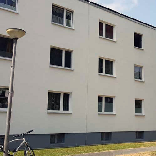 Hauswand eines Mehrfamilienhauses nach Reinigen der Fassade! Fassade sauber reinigen durch Fassadenreinigung, nachher